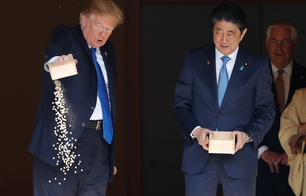 Trump atraganta a carpas en Japón al perder la paciencia