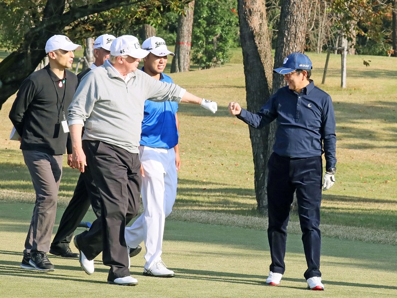Abe y Trump abordan el problema de Corea del Norte jugando golf