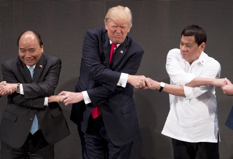 Trump pasa apuros con un apretón de manos estilo filipino