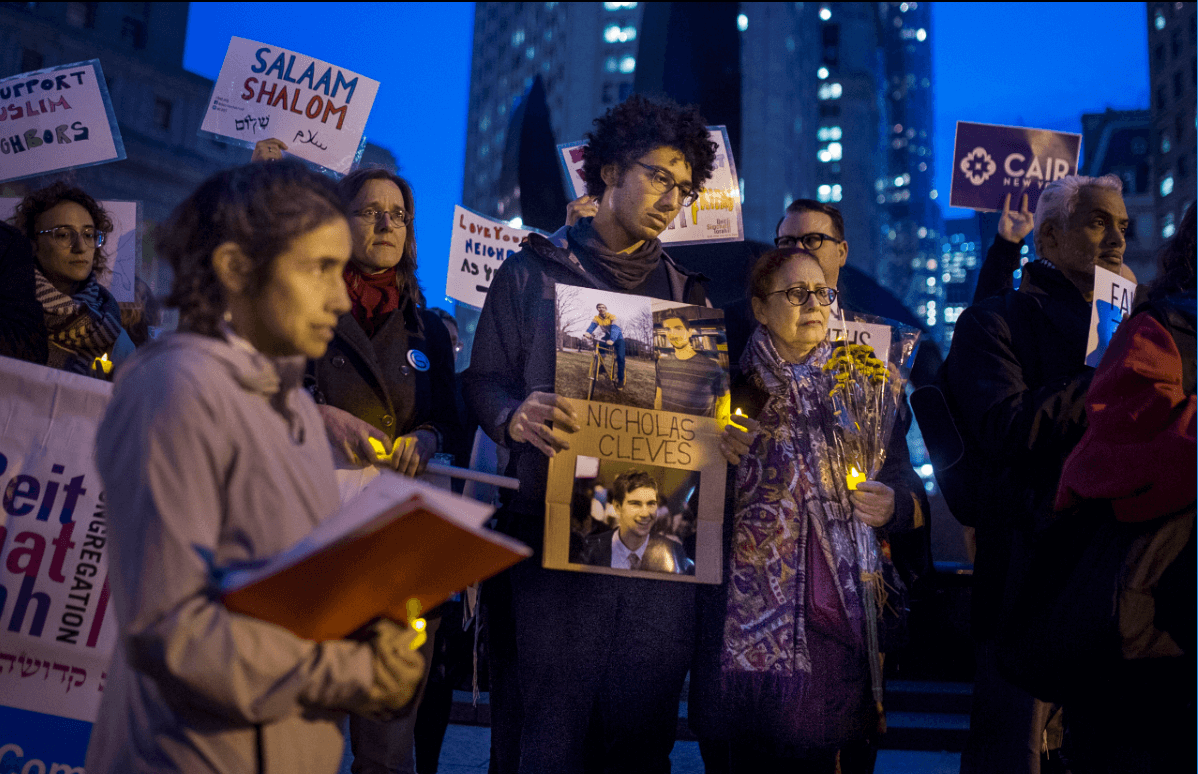 Varias personas rinden homenaje a las víctimas del ataque en Manhattan