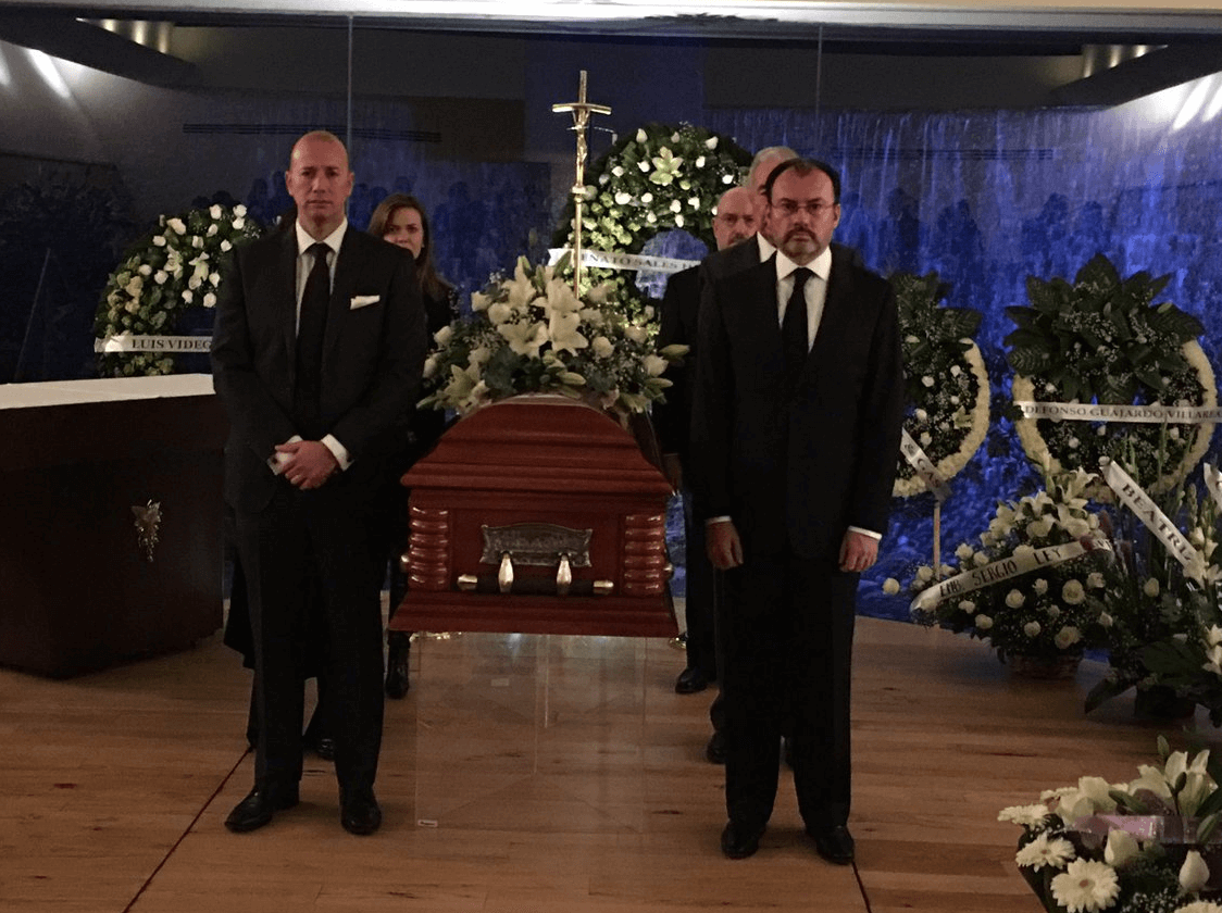 Videgaray monta guardia de honor en funeral de Rosario Green