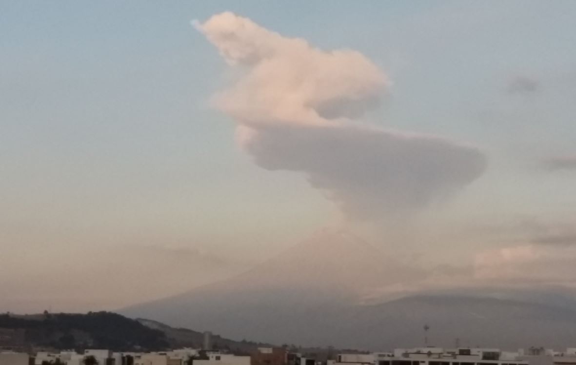 El volcán Popocatépetl registra una exhalación de mil 500 metros de altura, con bajo contenido de ceniza.