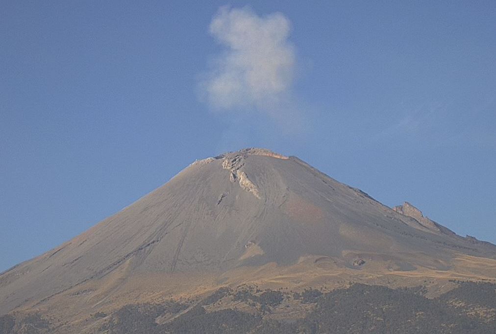 El volcán Popocatépetl emite 708 exhalaciones de baja intensidad acompañadas de vapor de agua y gas; el semáforo permanece en Amarillo Fase 2. (Twitter/@Popocatepetl_MX)