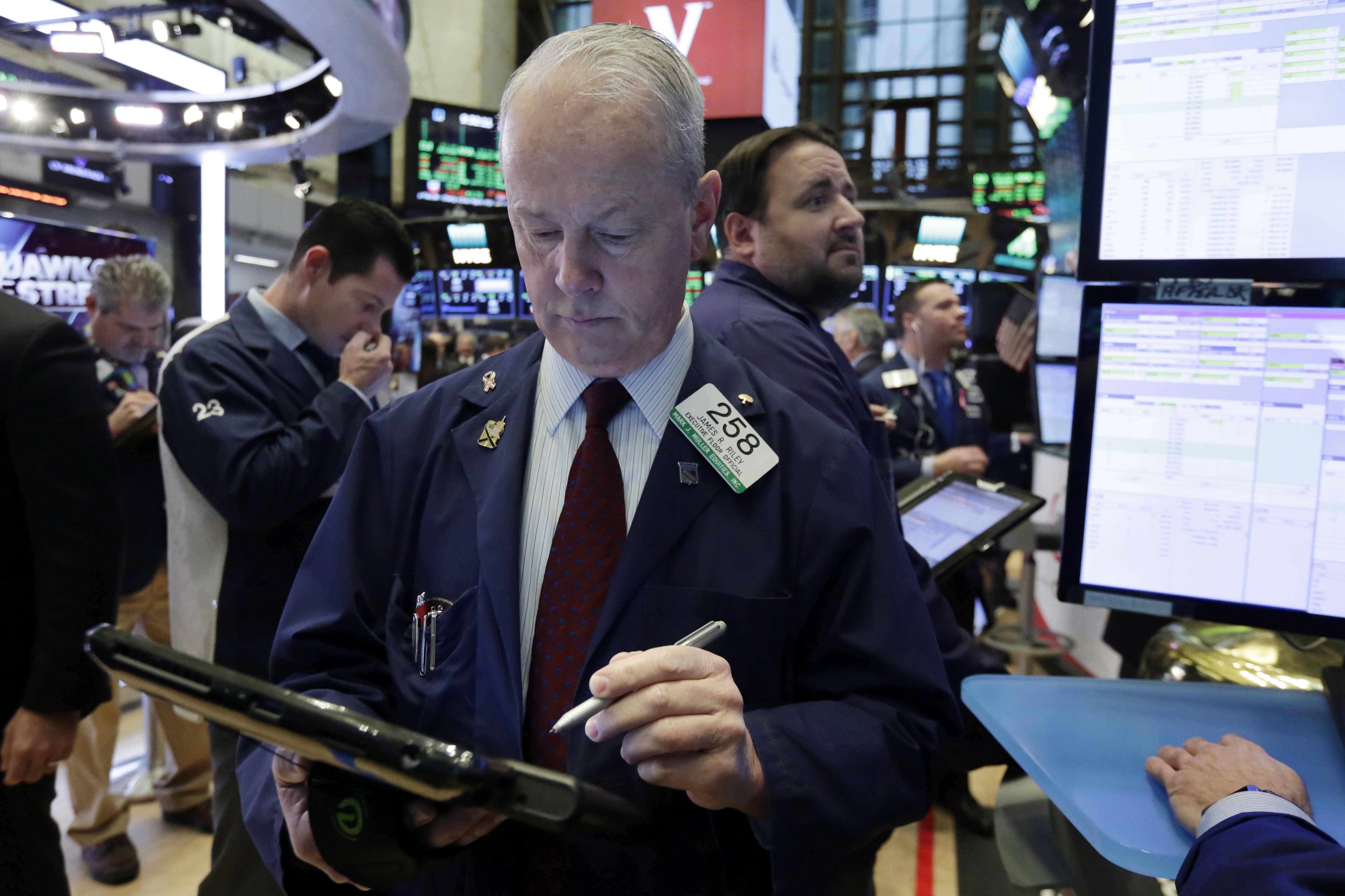 Wall Street retrocede después de conocer la propuesta de reforma tributaria