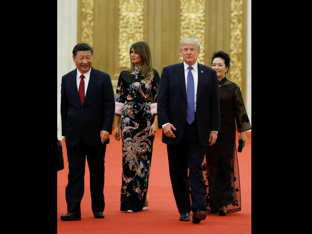 Xi Jinping y Donald Trump, acompañados por sus esposas. (EFE)