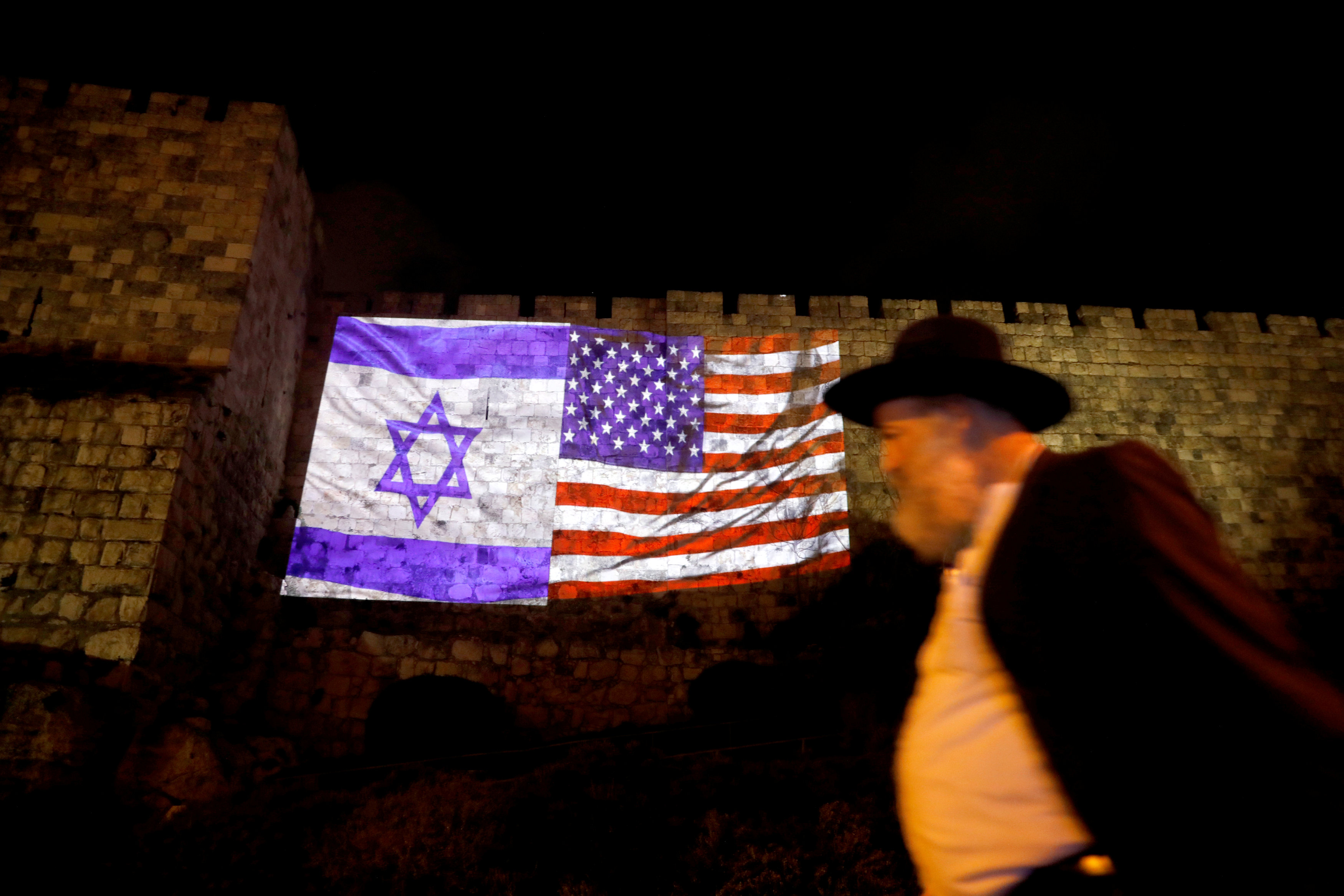Banderas de Israel y EU aparecen en muralla de Ciudad Vieja de Jerusalén