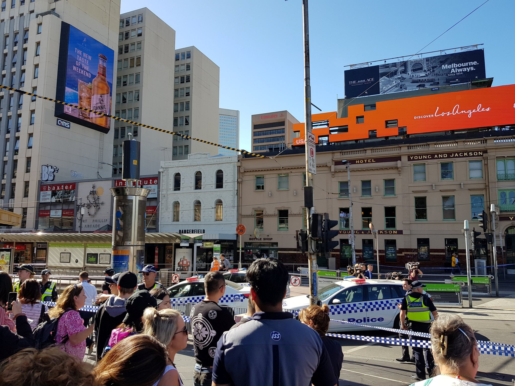 detienen conductor arrollo peatones melbourne australia