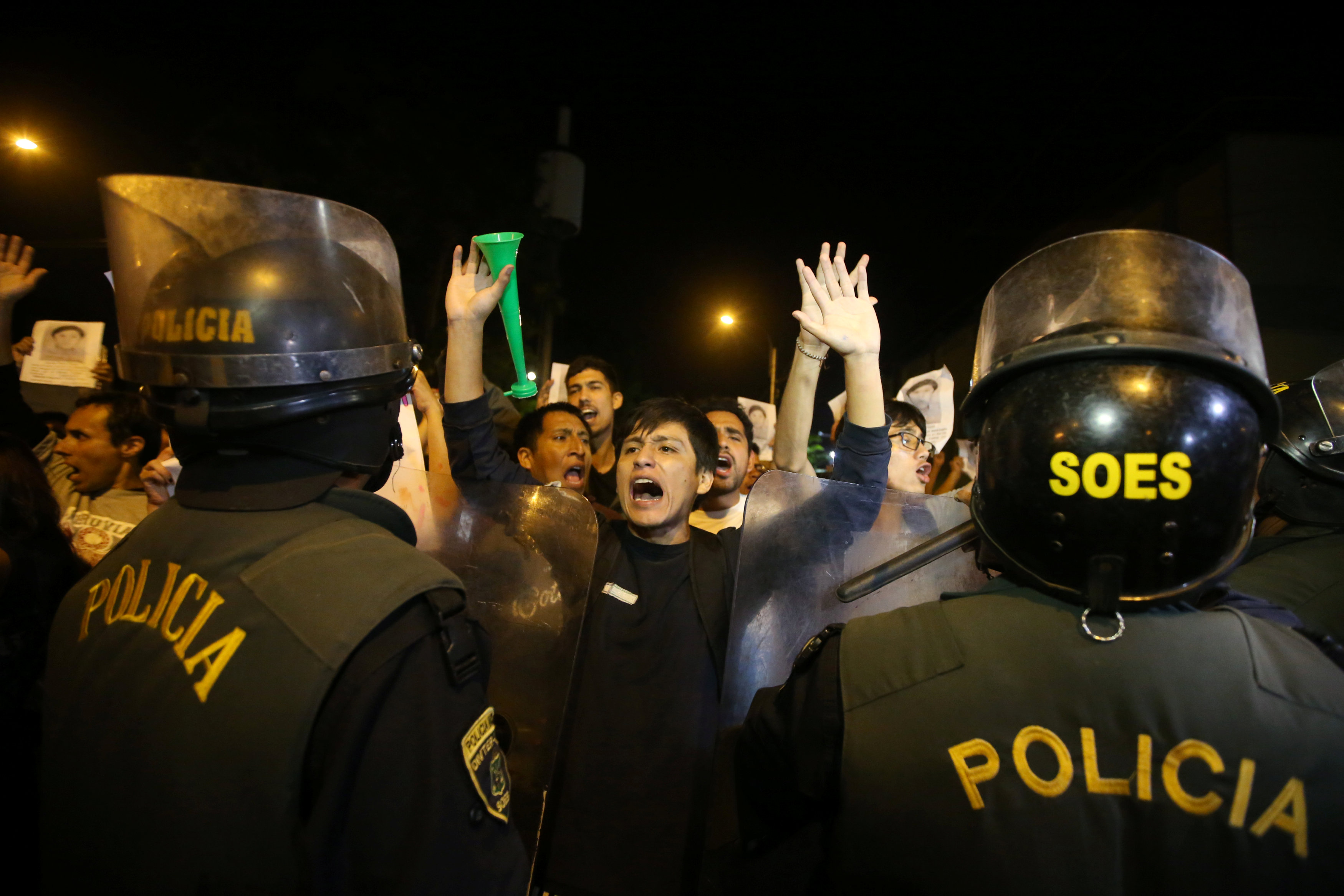 choque manifestantes policias deja camarografo herido peru