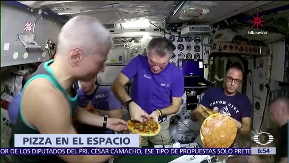 Astronautas de la Estación Espacial Internacional cocinan pizza