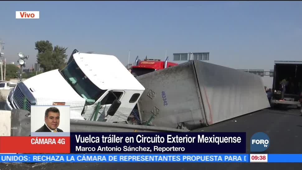 Retiran mercancía de tráiler volcado en Circuito Exterior Mexiquense