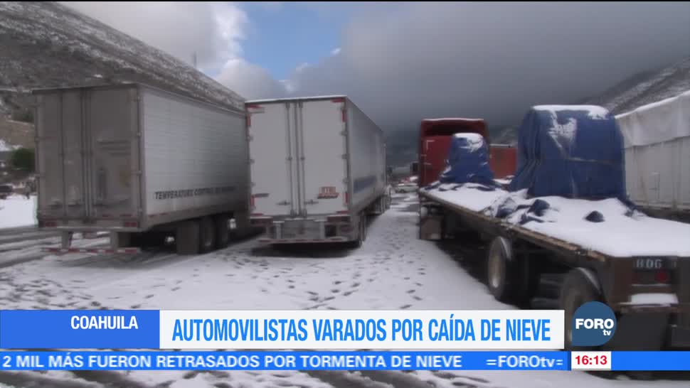 Automovilistas permanecen varados por caída de nieve en Coahuila