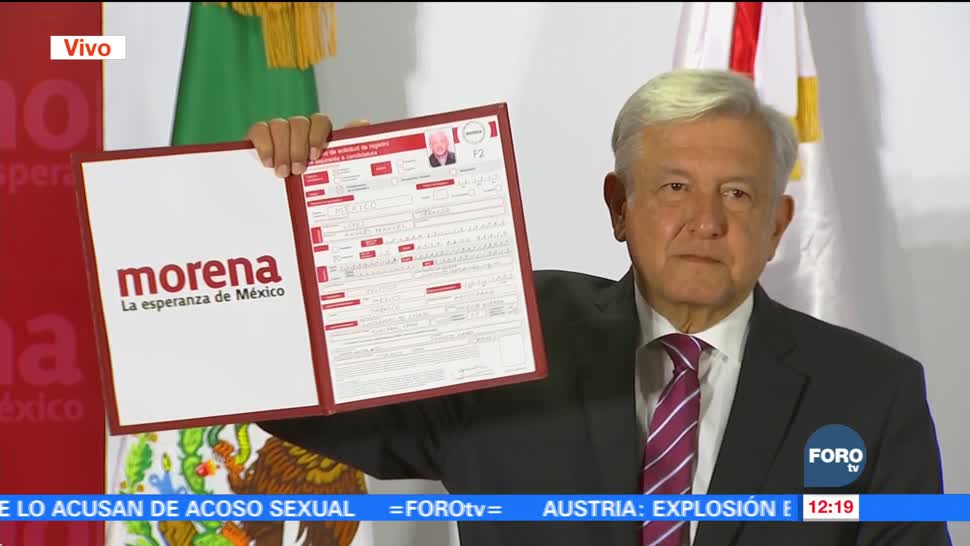 López Obrador se registra como precandidato de Morena a la Presidencia