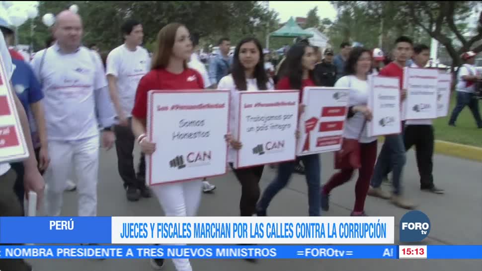 Jueces y fiscales marchan contra la corrupción en Perú