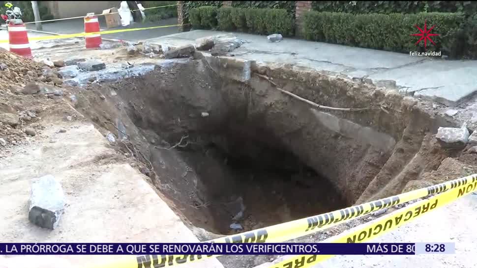 Aparece socavón en Lomas de Tecamachalco, Edomex