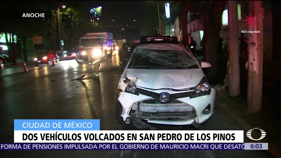 Dos vehículos vuelcan en San Pedro de Los Pinos, CDMX