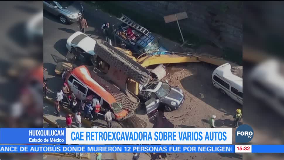 Cae retroexcavadora sobre varios autos en Huixquilucan, Edomex