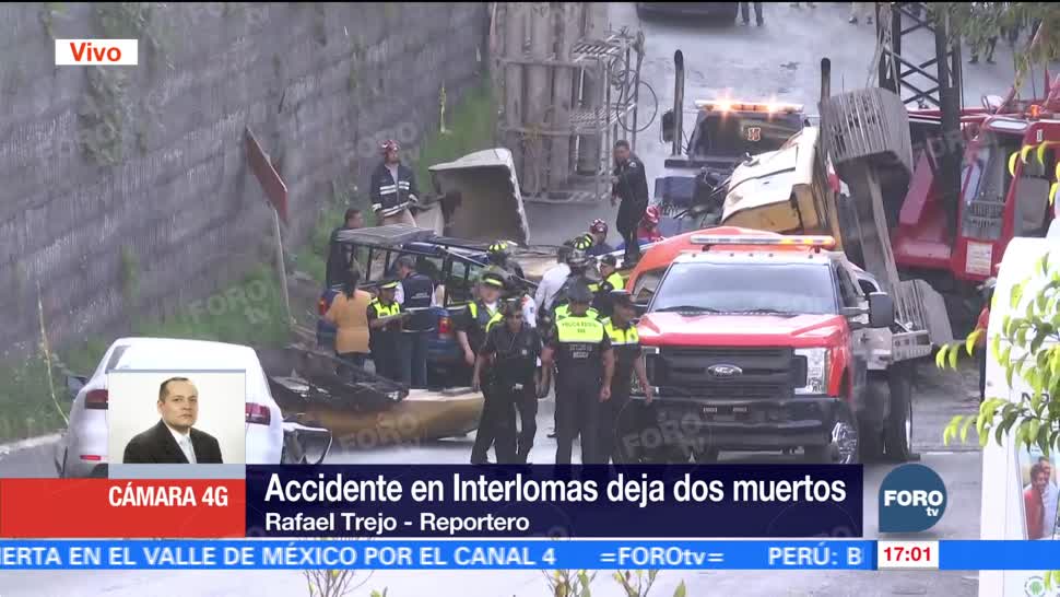 Retiran vehículos afectados por caída de retroexcavadora en Huixquilucan