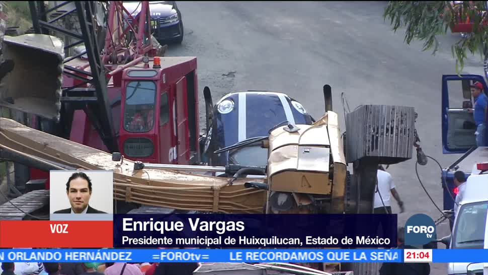 Retroexcavadora cae encima de vehículos en Huixquilucan