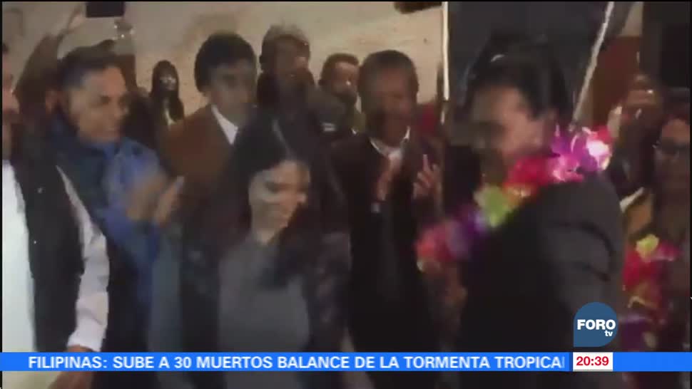 Barrales y Juan Zepeda bailan en posada en Tláhuac