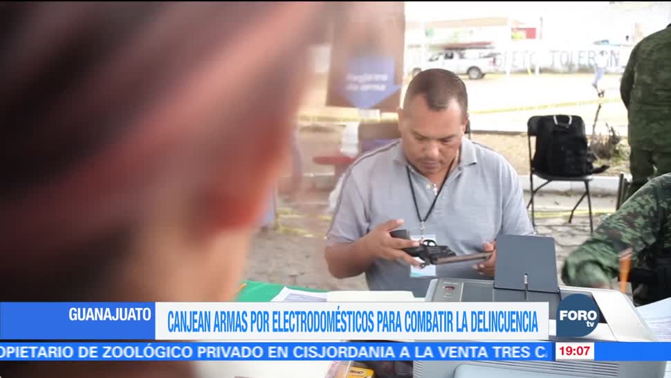 Cambian armas por electrodomésticos para combatir delincuencia en Guanajuato