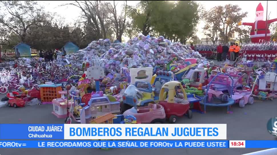 Bomberos de Cd. Juárez regalan juguetes a niños