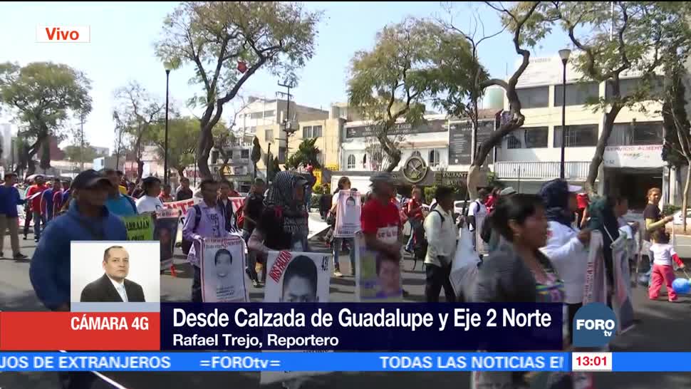 Marchan en CDMX familiares de los normalistas desaparecidos en Iguala