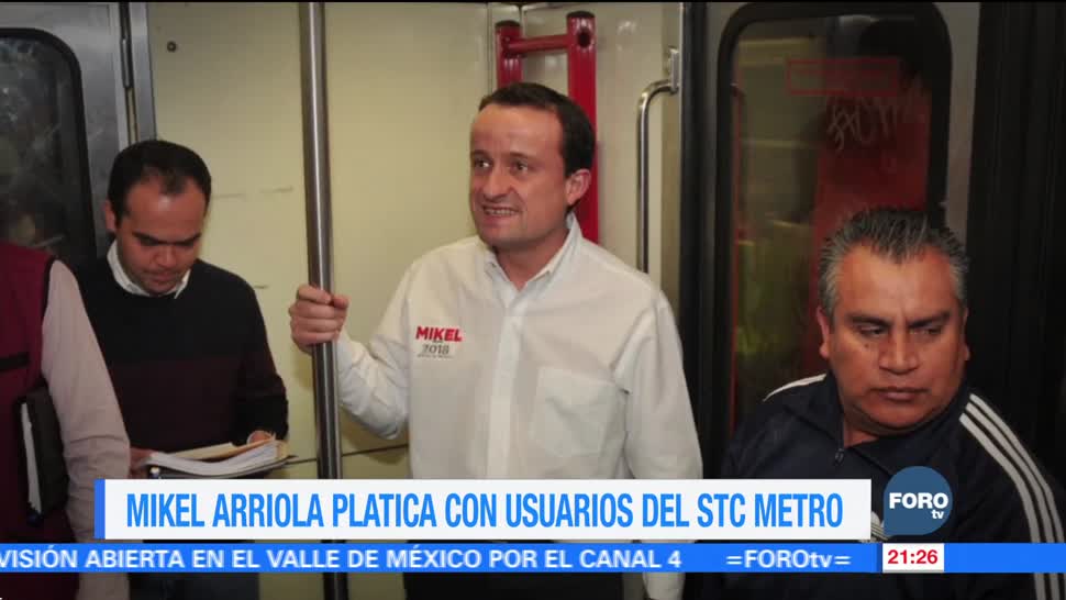 Mikel Arriola platica con usuarios del ST metro