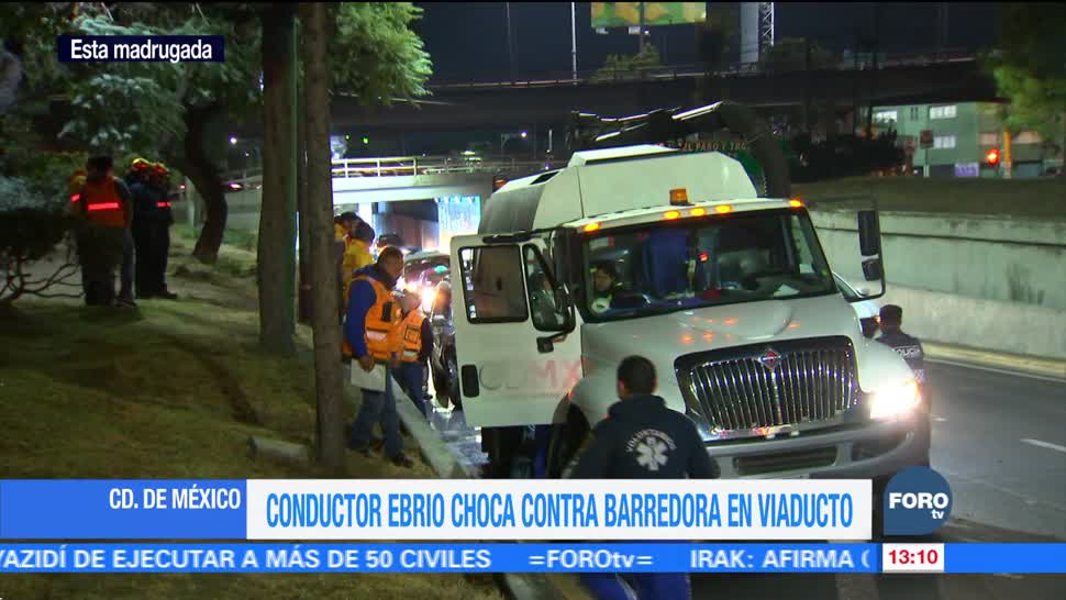 Camioneta choca contra barredora en Viaducto Miguel Alemán, CDMX