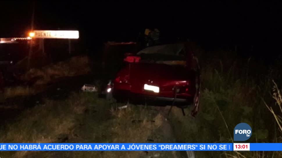 Choque entre un auto y tráiler deja dos muertos en Michoacán