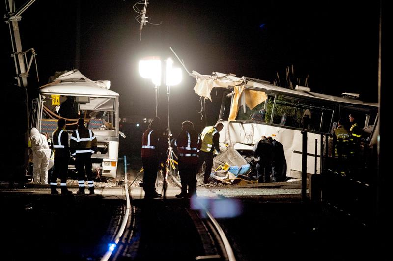 suman seis muertos por choque entre autobus escolar y tren en francia