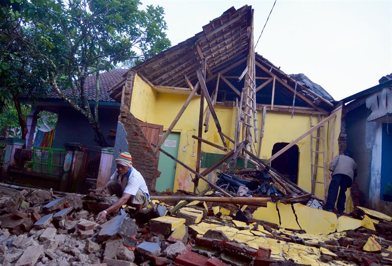 suman dos muertos por terremoto de magnitud 6.5 en java indonesia