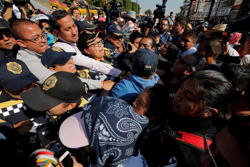 Familiares de normalistas realizan una marcha a la Basílica de Guadalupe