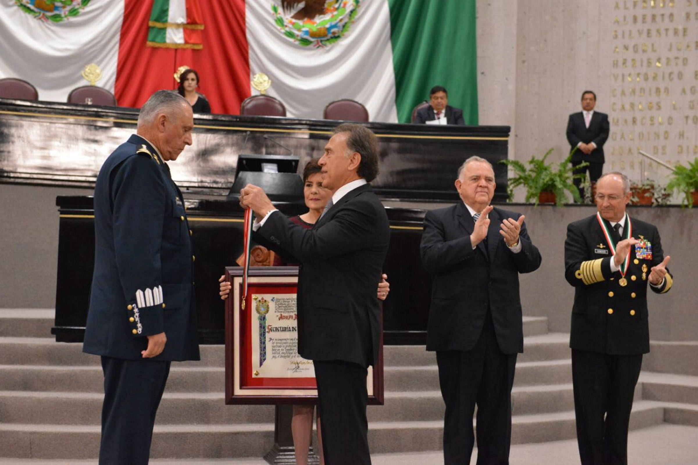 Dan medalla ‘Adolfo Ruiz Cortines’ a secretarios de Defensa y Marina