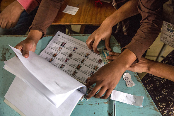 Funcionarios electorales verifican entidad de votantes en una mesa de votación en Honduras (Getty Images)