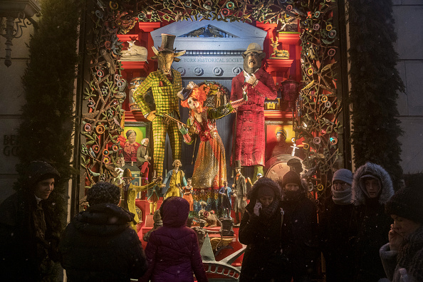 Turistas de Nueva York disfrutan de la Navidad en la Quinta Avenida