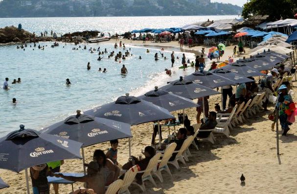 turistas escapan frio playas acapulco