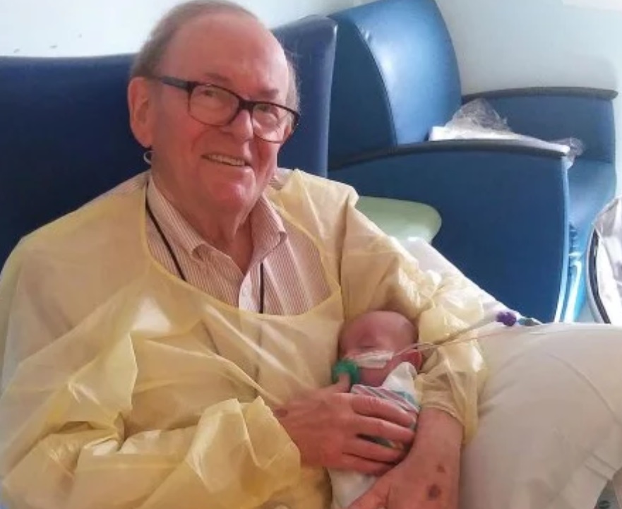 Durante 12 años 'abuelito' regala abrazos a bebés hospitalizados