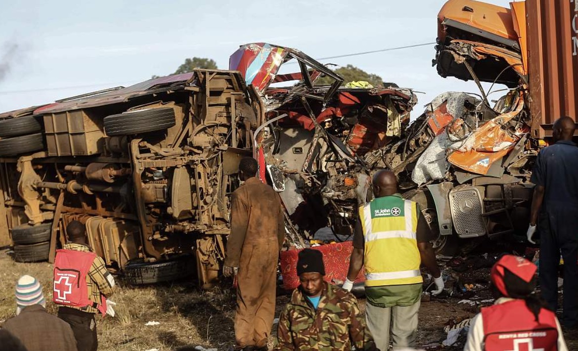 Al menos 36 muertos deja choque de autobús de pasajeros en Kenia