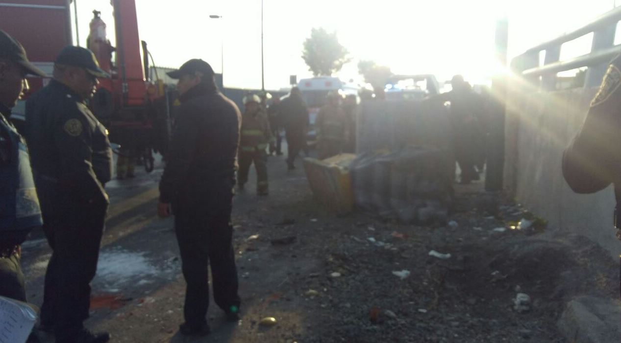 Camión choca contra muro de contención en Hangares, CDMX; muere una persona