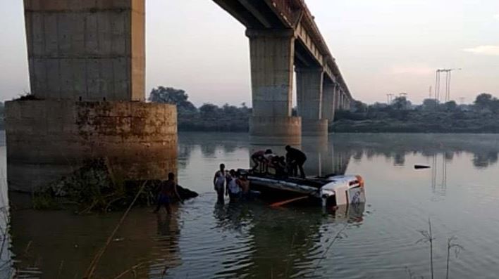 autobus cae a rio desde un puente en india; hay 32 muertos