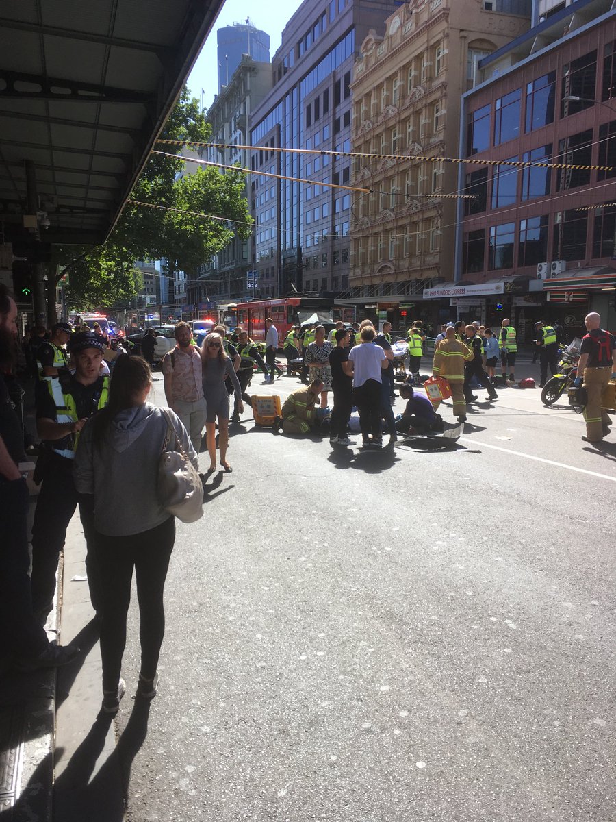 vehículo embiste peatones melbourne australia 12 lesionados