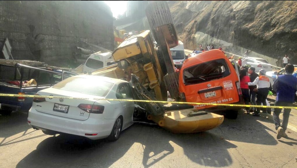 Retroexcavadora cae sobre automóviles en Edomex; se reportan al menos dos muertos