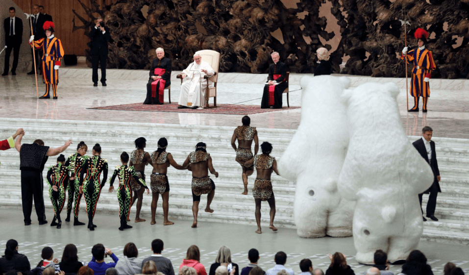 Acróbatas de circo se presentan para el papa Francisco