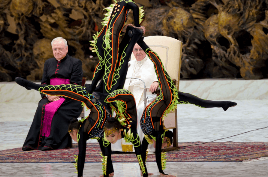 Acróbatas de circo se presentan para el papa Francisco