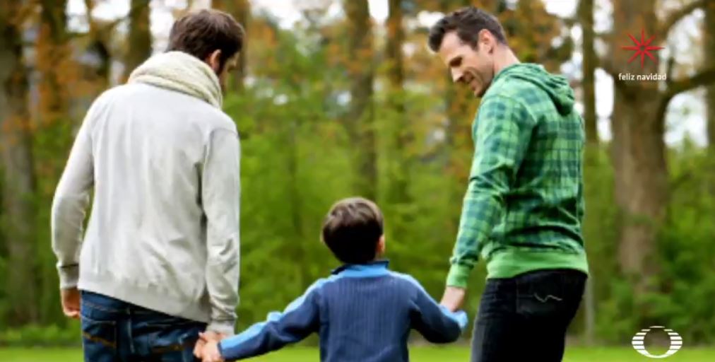 Adopción por parte de parejas homoparentales no daña a niños, revela investigación