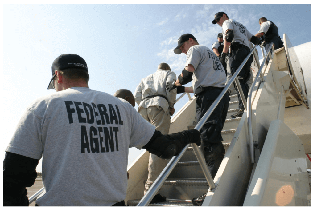 Agentes migratorios de EU durante operativo de deportación