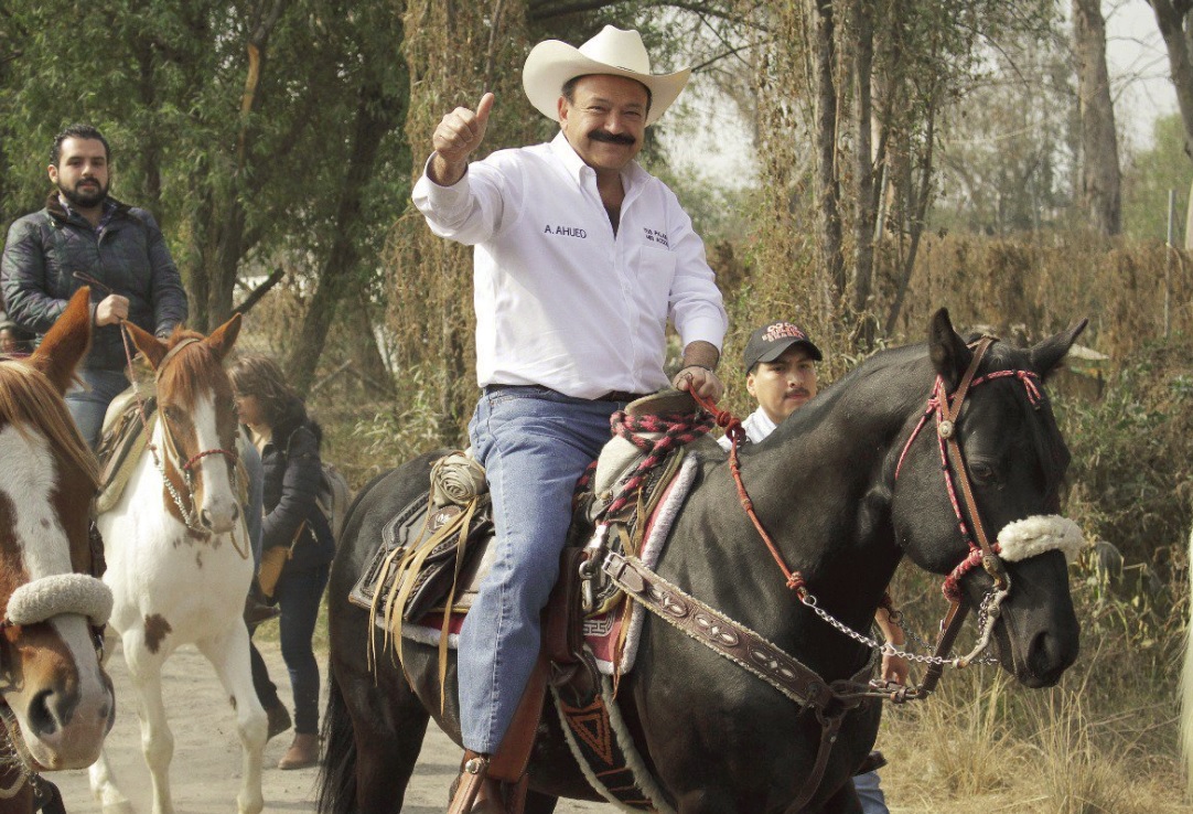 armando ahued recorre xochimilco caballo