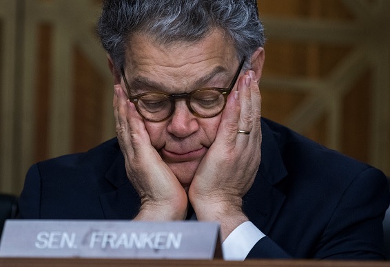 Demócratas piden la renuncia del senador Al Franken