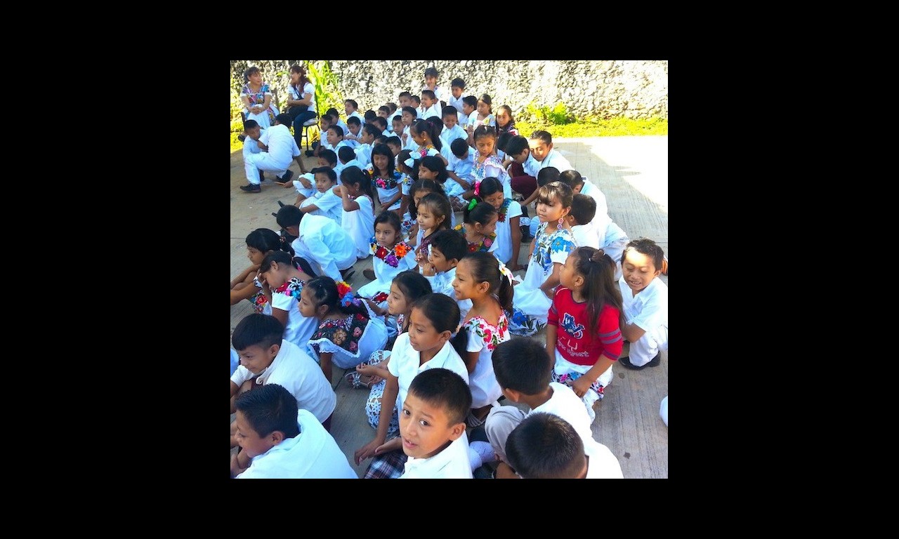 Cambian uniformes escolares por traje regional en primaria de Yucatán