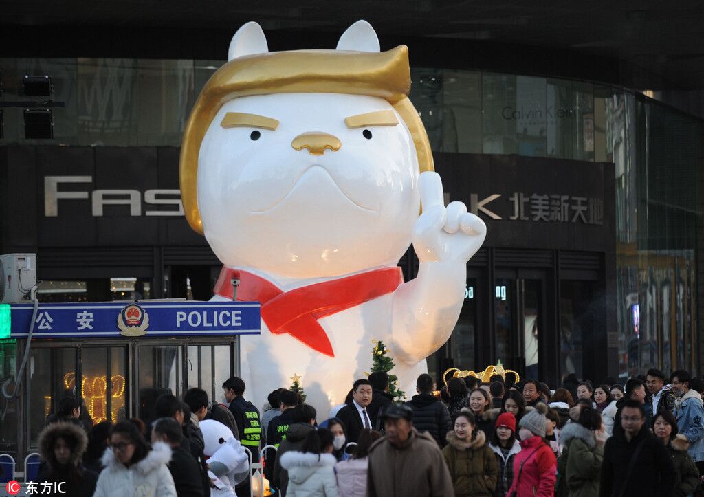 Estatua de perro con cara de Trump aparece en China para celebrar Año Nuevo